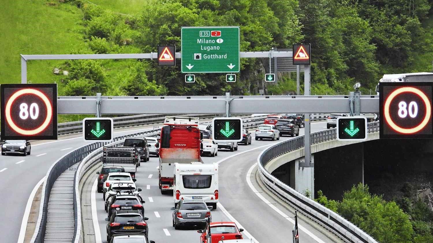 Új tranzitdíj bevezetését tervezi Svájc az átutazó autósok számára